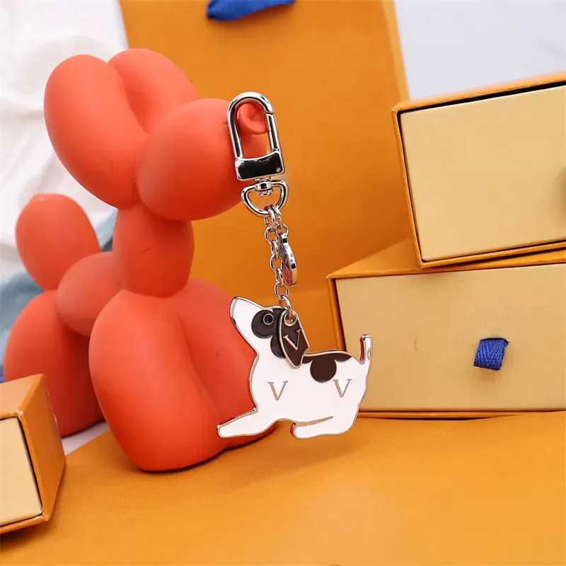 Högkvalitativ mode Kvinnor Mens Keychains Alloy Fashionable Handmade Keychain Stylish Silver Dog V Letters Key Buckle With Box Cyd24011302-6