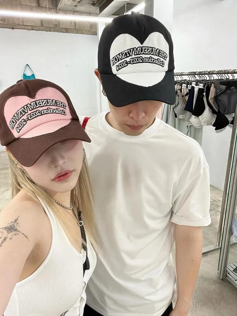 Casquettes de balle Printemps coréen Ins atmosphère sens Niche amour autocollant broderie bord incurvé chapeau de baseball hommes femmes coton casquette couple