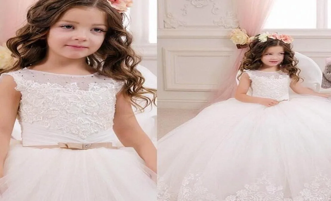 Bonito Puffy Girls Pageant Vestidos para Crianças Long Junior Vestidos de Dama de Honra Jewel Lace Apliques Sheer Mangas Compridas Flor Menina D5629171