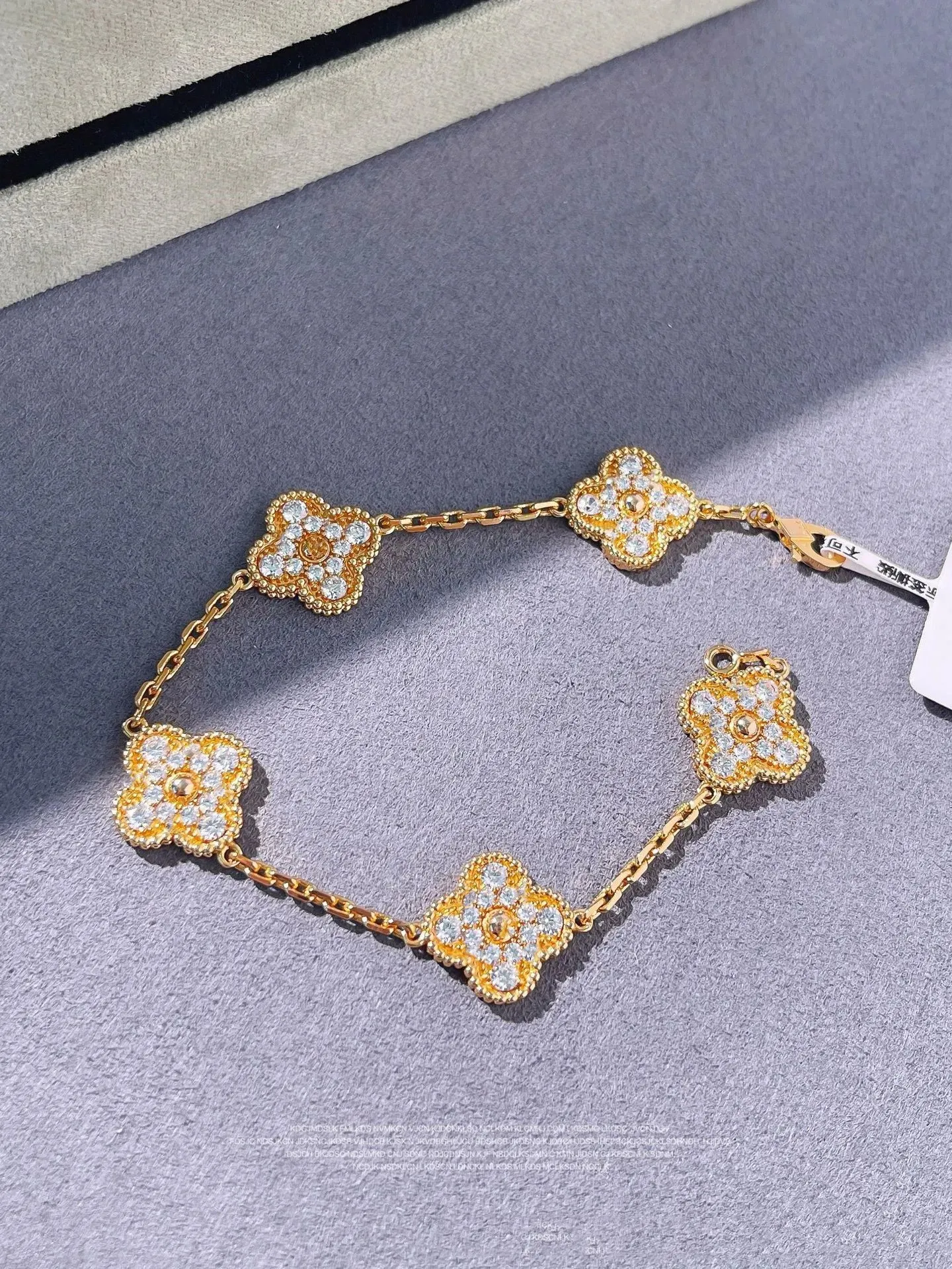 V-Gold Roségold-Armband für Damen, plattiert, 18 Karat, Designer-Fünf-Blumen-Frauengold, doppelseitig, natürlicher Chalcedon, mit Box MV5U