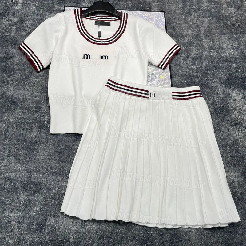 Lulumelon Women Vintage Tops Skirts Set Luxury Designer Miu Letters Contrast Coron Color Tシャツプリーツスカート衣装バージョン女性ニットシャツ7408