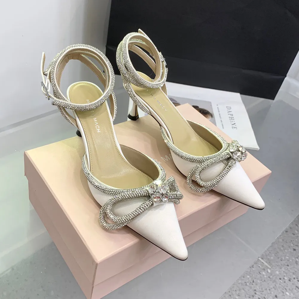 Mach Satin Bow Slingbacks 펌프 크리스탈 장식 이브닝 신발 65mm 스틸레토 힐 샌들 샌들 여성 새끼 고양이 힐러스 럭셔리 디자이너 발목 스트랩 드레스 신발 상자