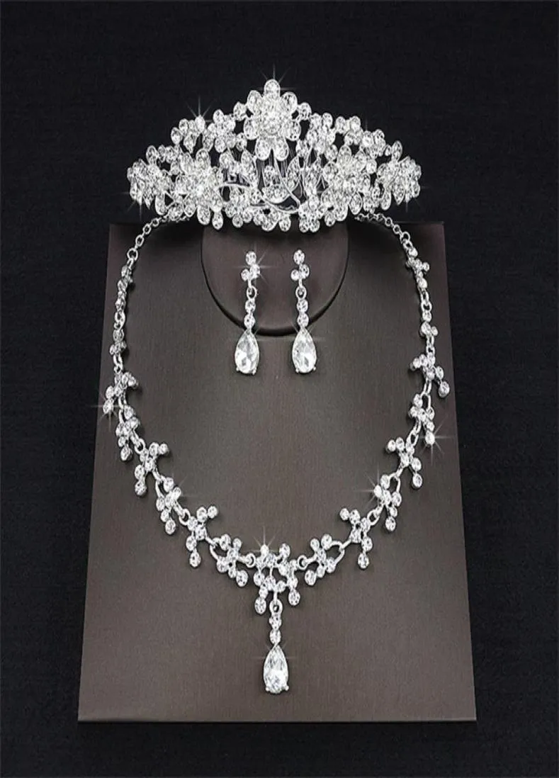 2018 Luxury Drop Rhinestone Wedding Jewelry Set Necklace Crown Tiaras Crown Earrings Headwear Beading Three Piece Party Bridal Acc6362144