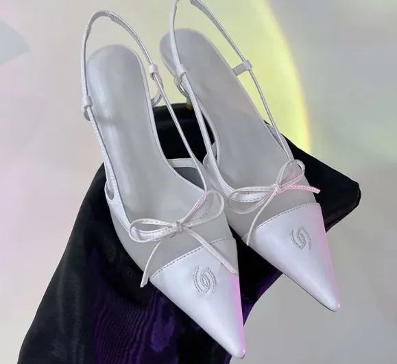 Sandalias Slingbacks para mujer Diseñador Piel de oveja Tacones de aguja Diapositivas Punta puntiaguda Zapato de boda elegante Clásico Negro