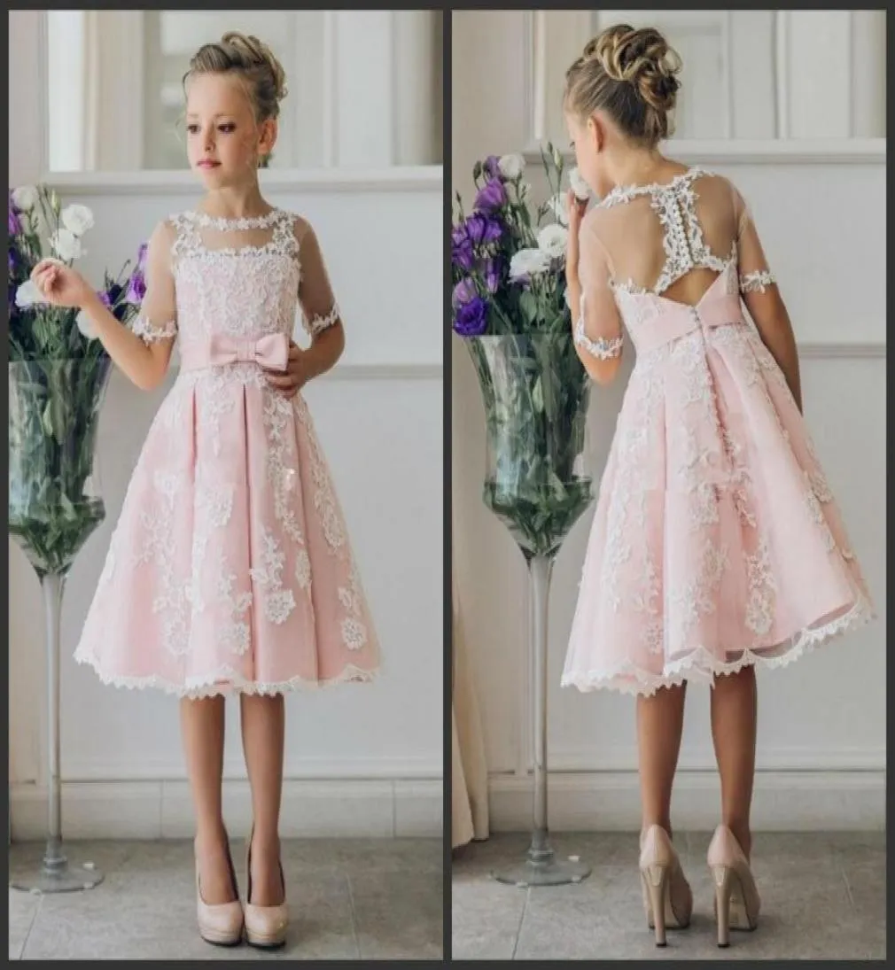 Knielange Spitze ALine 2018 Junior Brautjungfer Kinder formelle Partykleider Günstige kurze Blumenmädchenkleider für Bohemia Beach Wedding5869219