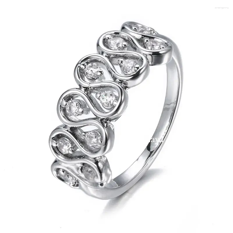 Clusterringe Emmaya Interessantes Design in krummer Flussform mit rundem Zirkonia in drei Farben für einen faszinierenden Ring für Frauen bei der Hochzeit