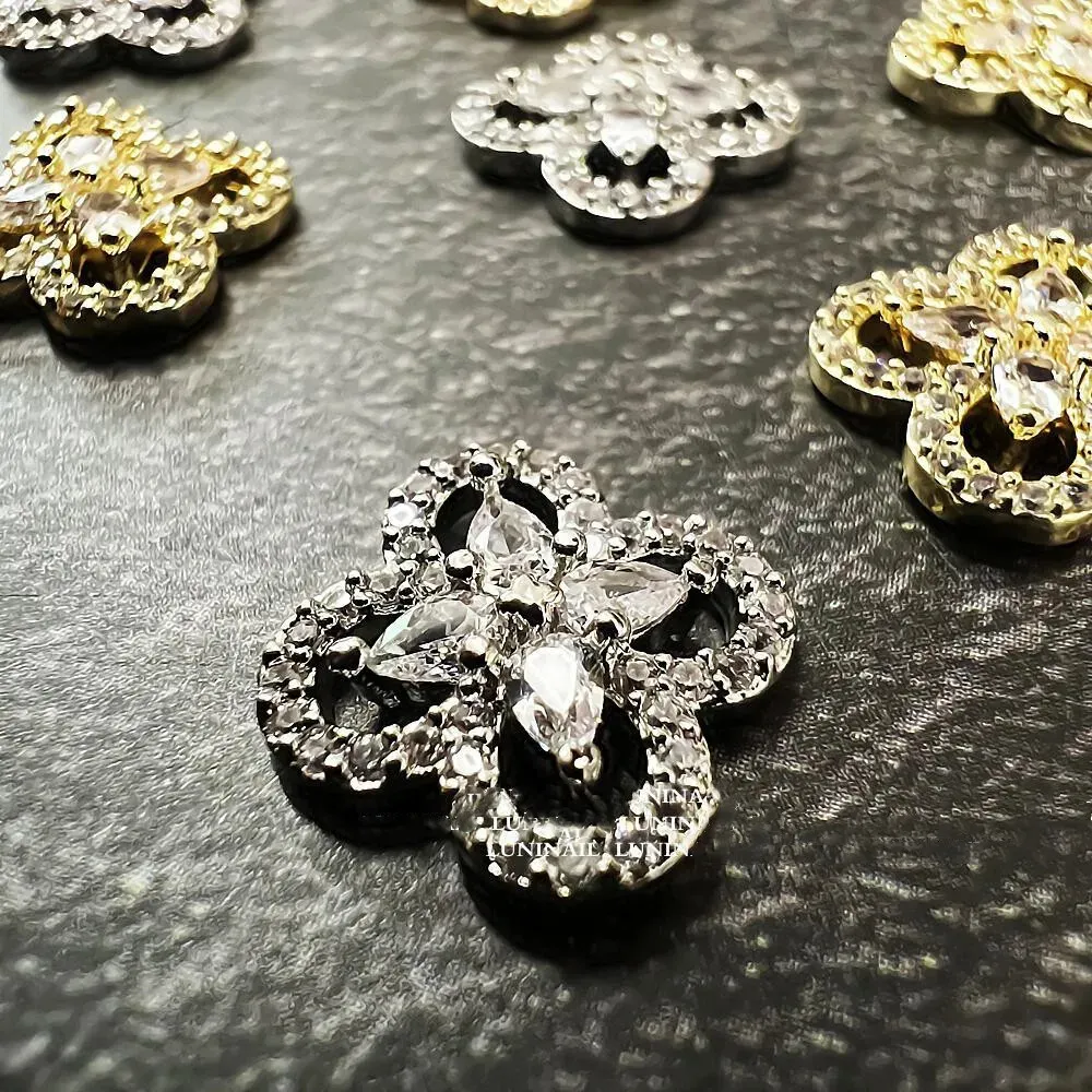 10 pièces de luxe Zircon trèfle à quatre feuilles charme d'ongle 105mm quatre pétales de fleur cristal décoration diamant accessoire pour ongles approvisionnement 240113