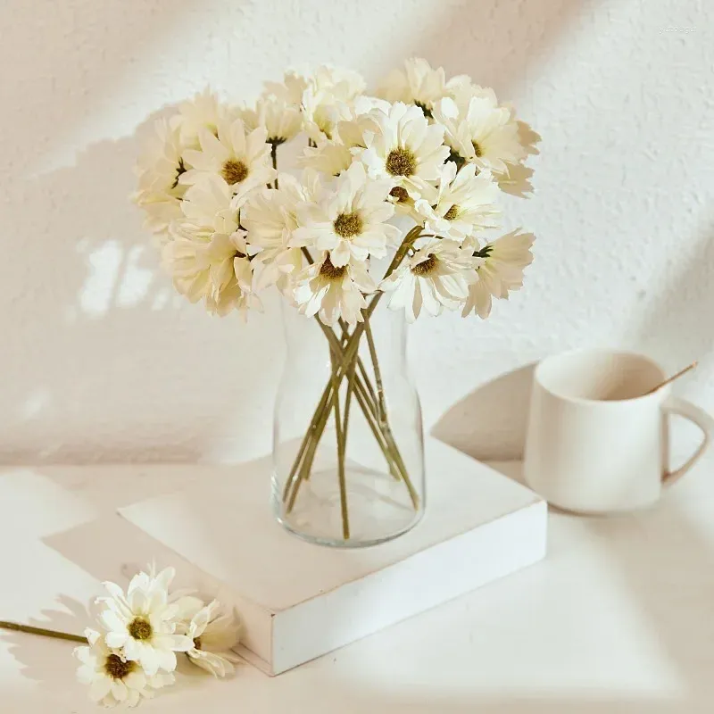 装飾的な花24ヘッドシルク人工花のデイジー