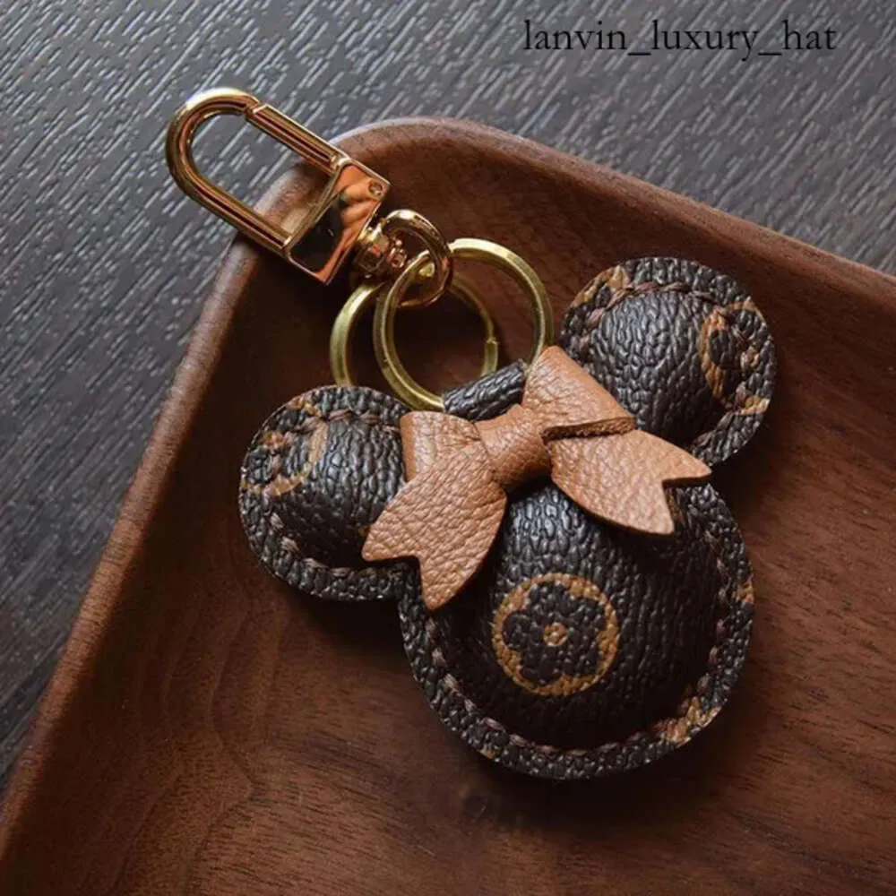 2024 Designer Keychain Bear Head Leather Fur Ball Pendant Key Chain Bow Car Metal Fashion Personality Creati Louisely Purse Vuttonly Lvlies Viutonly Vittonly 5255