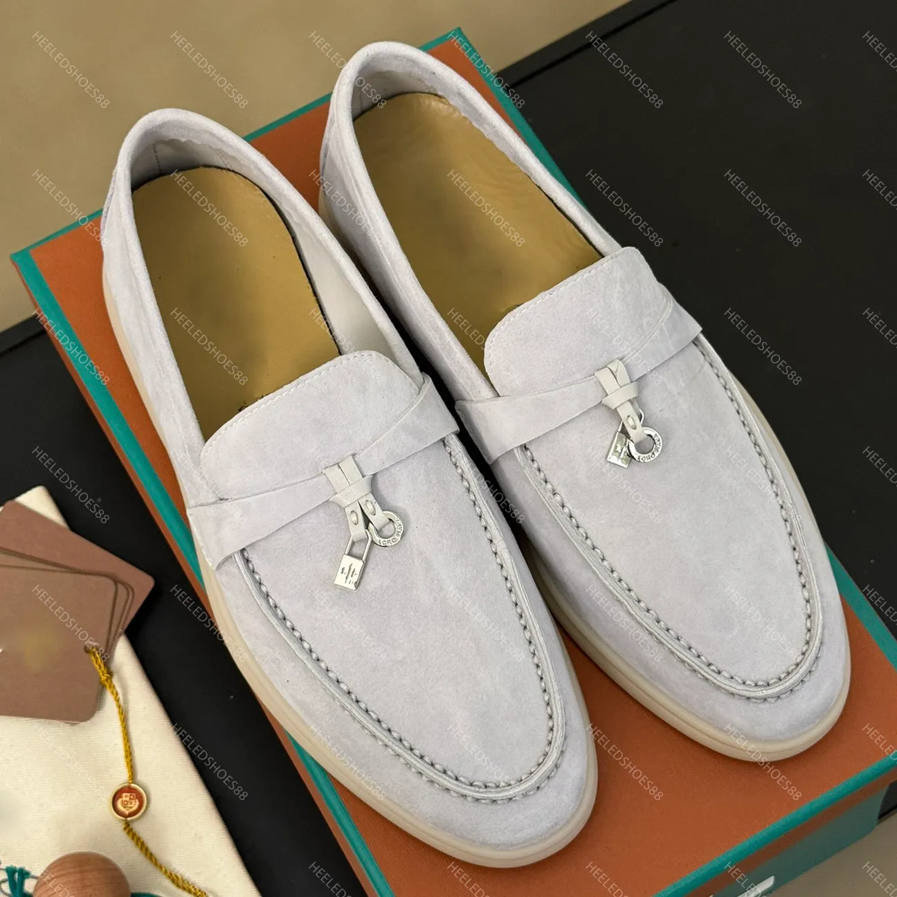 DHgate.com:Cashmere Leather Couple Flat Heel Loafers With