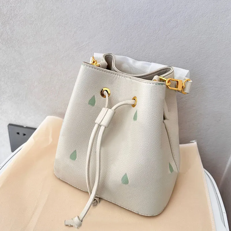 バケツバッグの女性クロスボディバッグファッションレター取り外し可能なハンドルストラップゴールデンハードウェアスモールトート最新のショルダーバッグ高品質のハンドバッグ財布