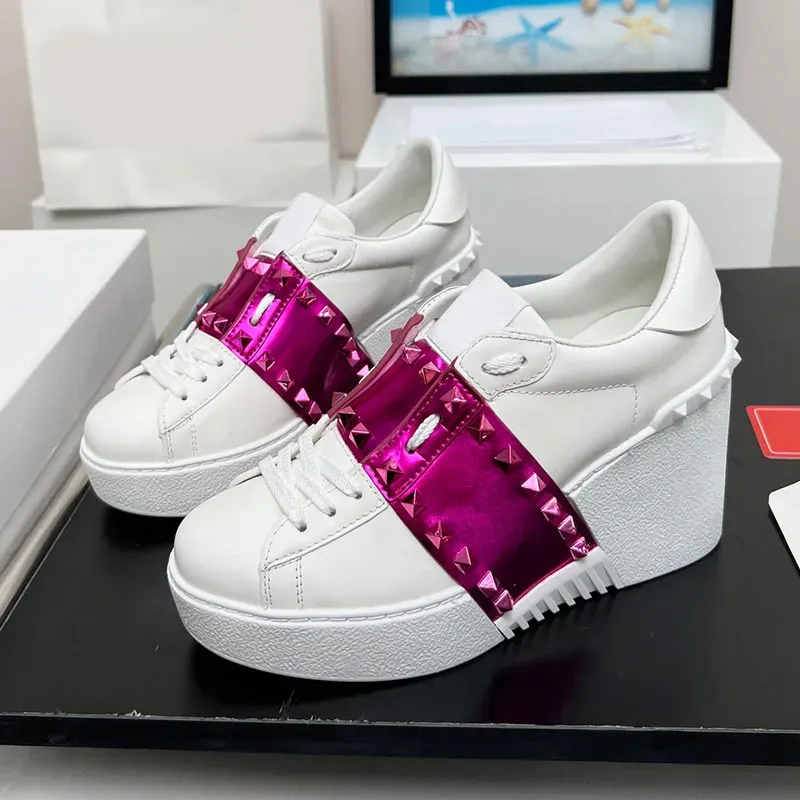 Sneaker con zeppa con paillettes Open Disco Tv Coppia scarpe di lusso 2024 Suola in gomma di vitello di alta qualità Scarpe da ginnastica sportive piatte di design multicolore Scarpe da tennis con piattaforma bassa