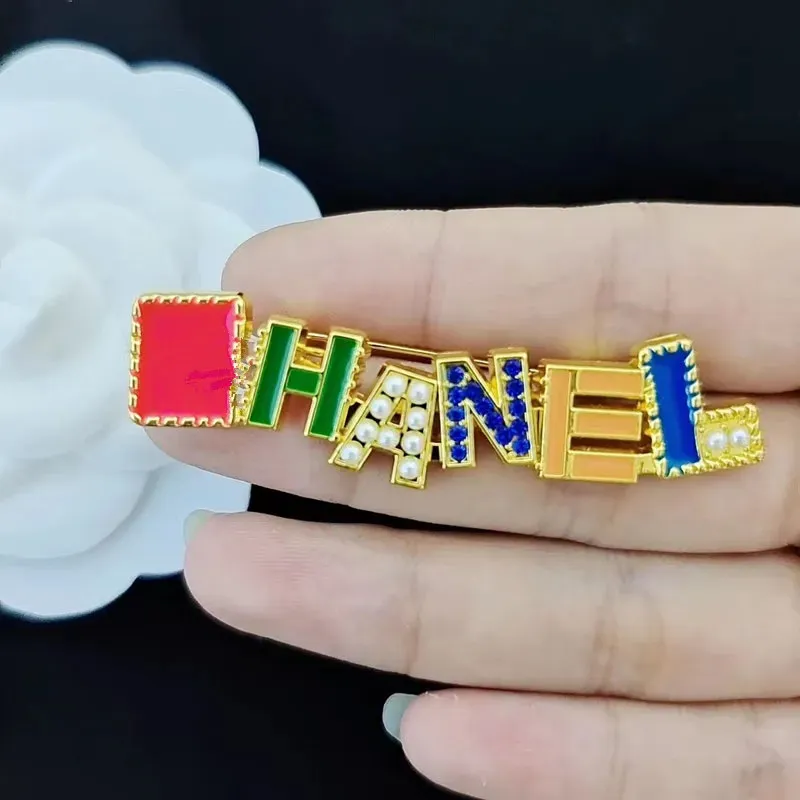 Projektant marki C Letter broszki Kobiety luksusowy kolor kryształ kryształ broszka broszka pinowe pin moda biżuteria akcesoria prezent