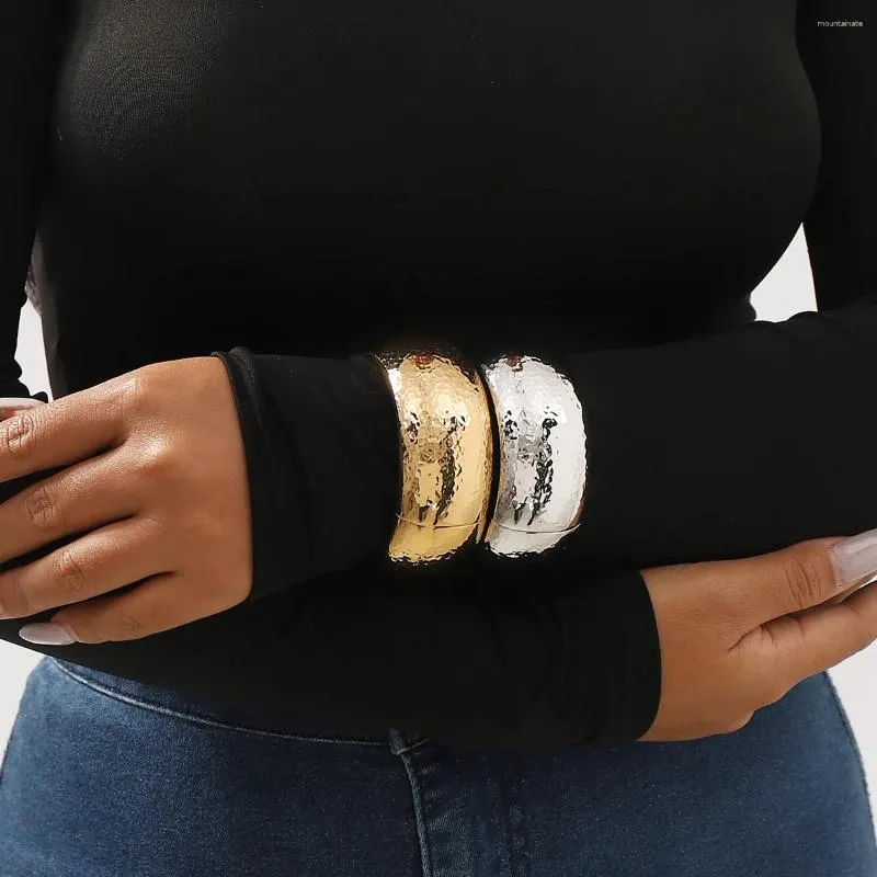 Brazalete de borde ancho con patrón de martillo clásico exagerado para mujer, brazaletes de primavera de Metal con geometría urbana, accesorios de joyería para fiesta