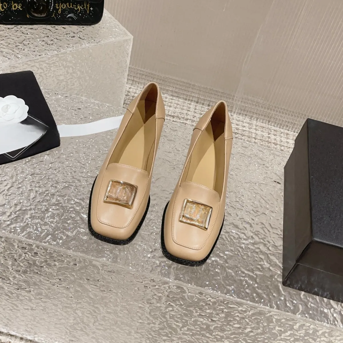 Printemps petit vent parfumé tête carrée talons hauts boucle carrée en métal épais petites chaussures en cuir français abricot chaussures simples à bouche légère