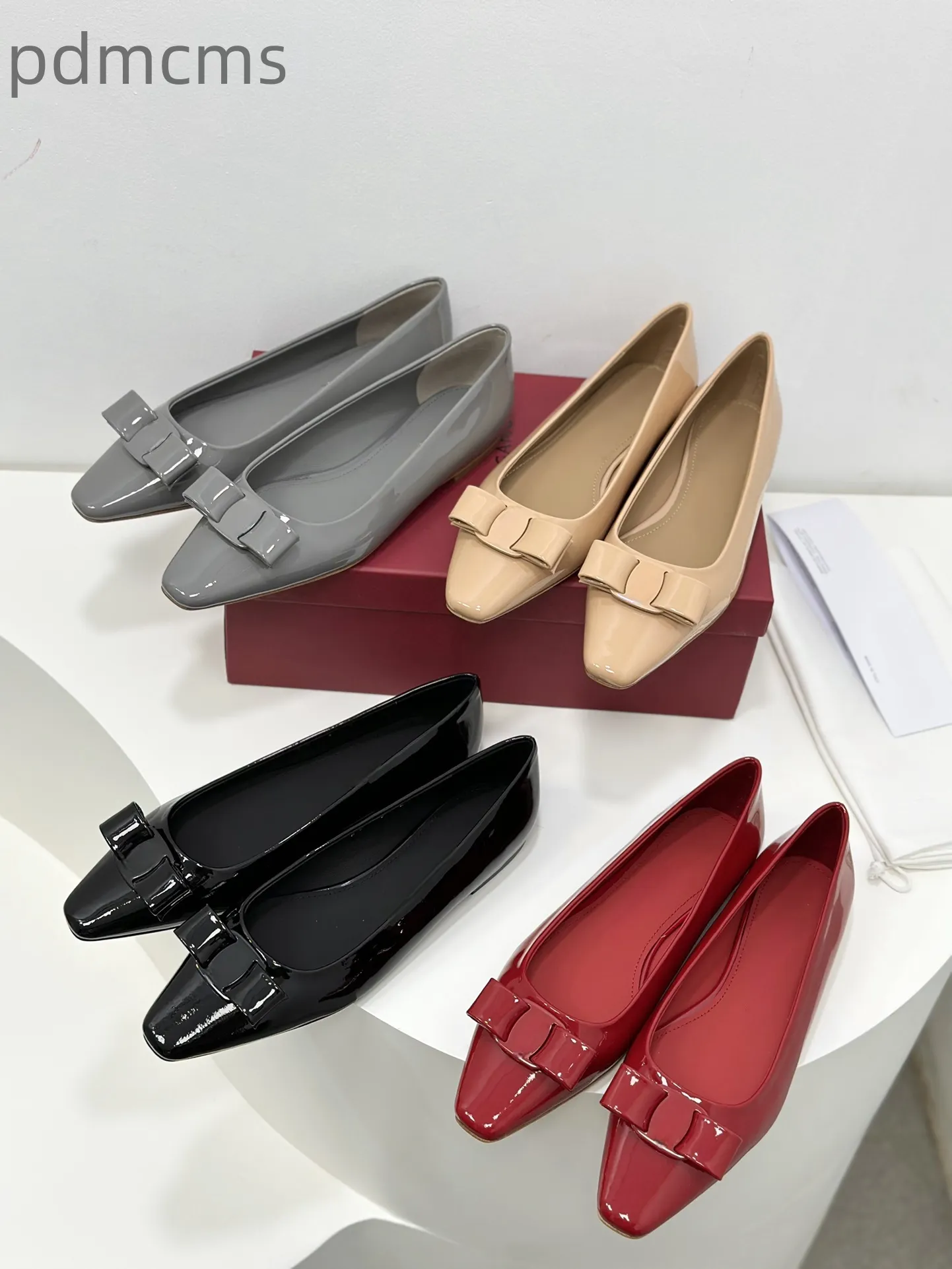 Spring and autumn patent leather flat ballet shoes are fashionable and comfortable, with a variety of colorful sizes. Sizes 34-40