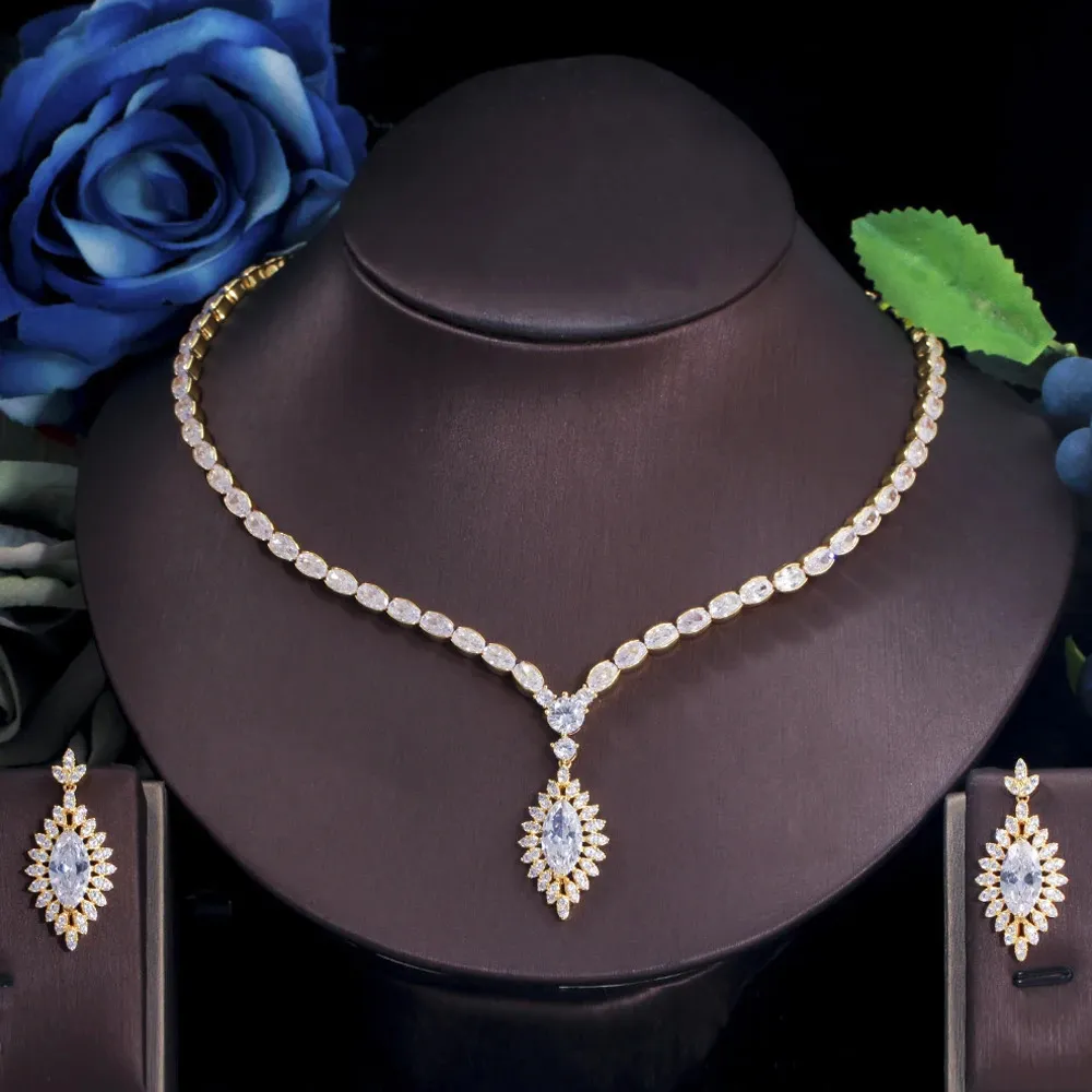 ThreeGraces funkelndes weißes Zirkonia-Ohrhänger- und Halsketten-Set für Damen, modischer, festlicher Party-Schmuck T0626 240115