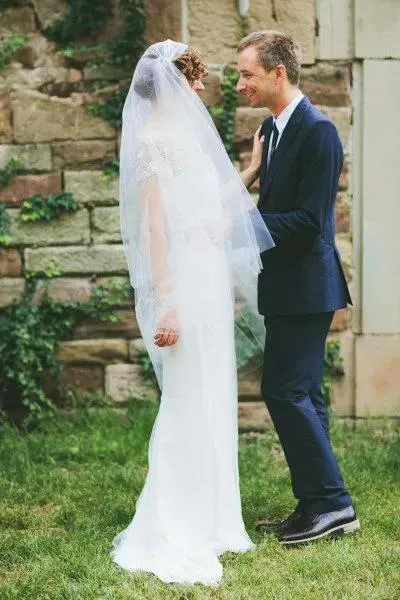 Voiles Nouveau incroyable élégant meilleure vente pour robes de mariée créateur de mode blanc ivoire doigt coupé bord voile Mantilla voile tête de mariée