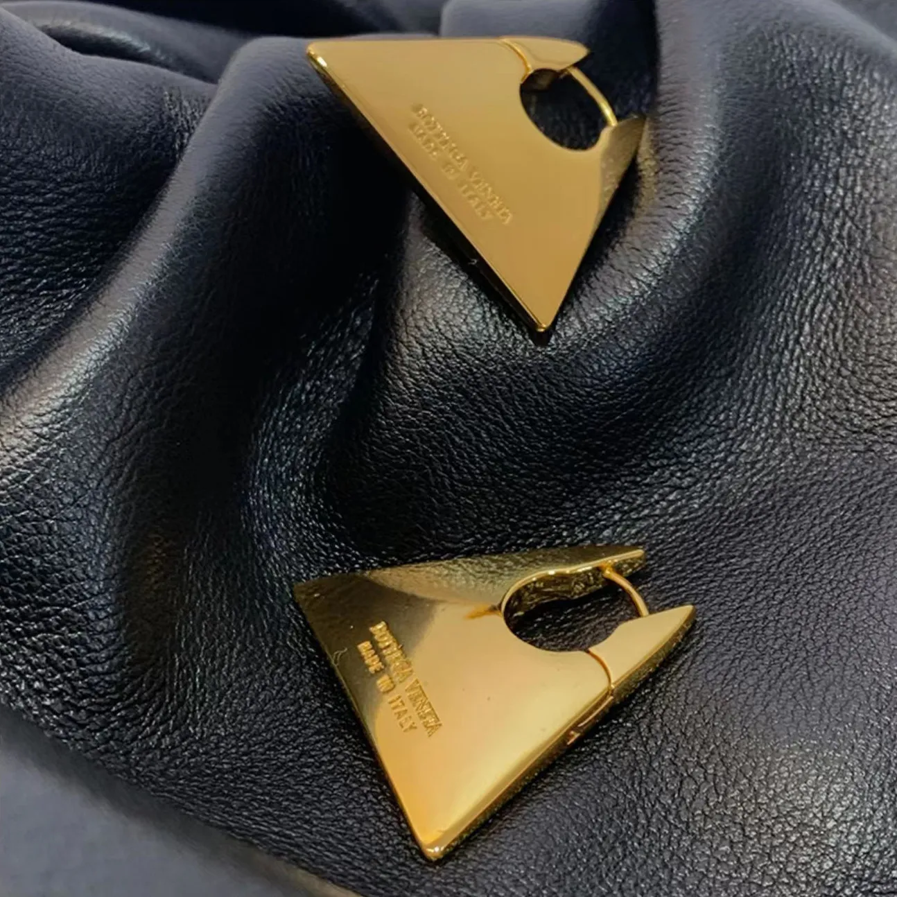 Earring oorbellen Designer voor vrouwen 18K Gold vergulde hoepel driehoek glanzend licht met mode letters retro persoonlijkheidsstudie voor feestjuwelen tat 2024