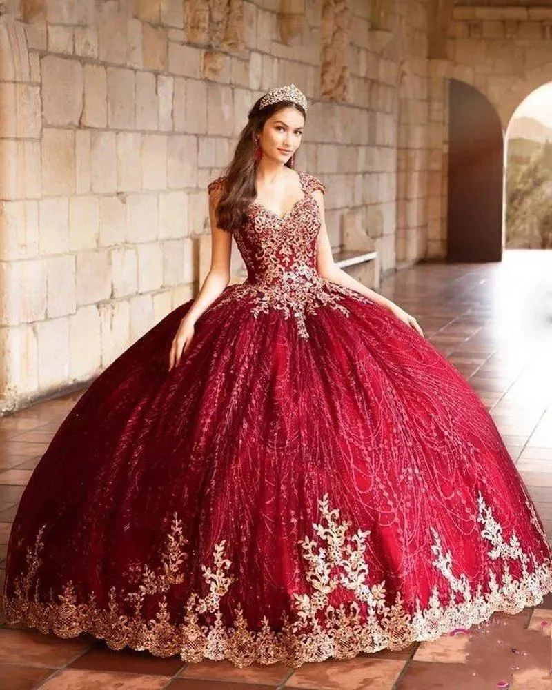 Robes De Luxe Bourgogne Robe De Bal À Paillettes Quinceanera Robes 2022 Appliques De Dentelle D'or Perlée Dos Ouvert Doux 16 Robe De Bal Pageant Robes