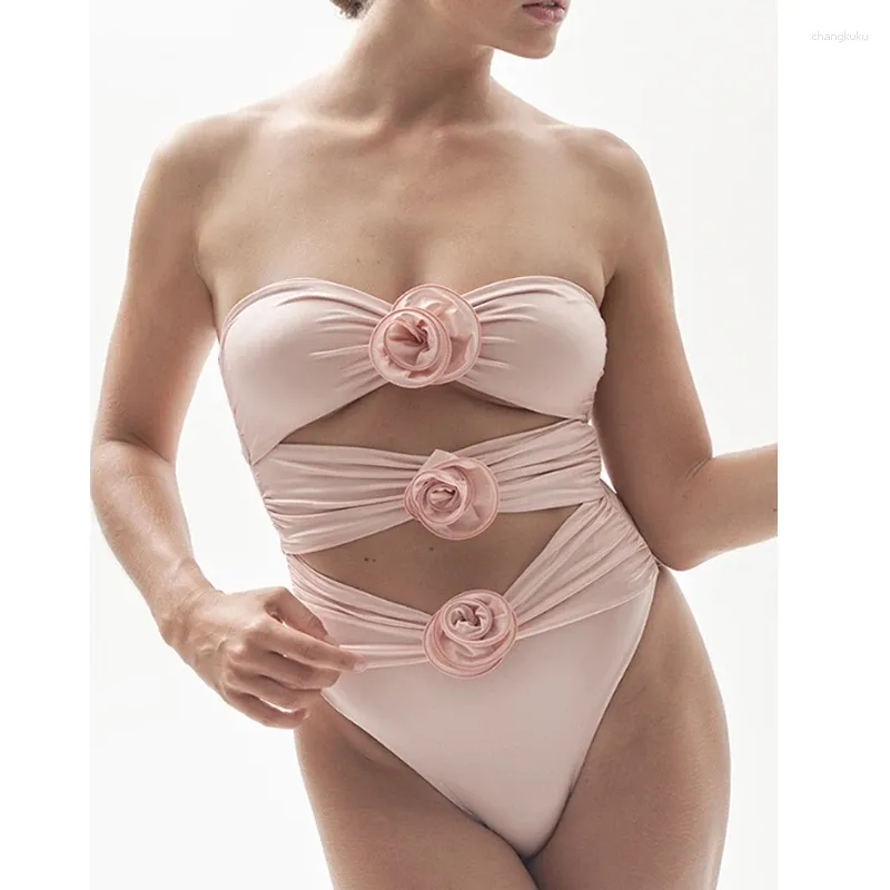 Damenbadebekleidung 2024 Frauen 3D-Blumen-Einteiler-Badeanzug Rosa Blume aushöhlen einfarbig weiß sexy trägerlos elegante Strandmode