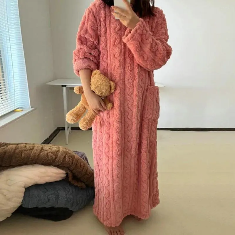 Kadınların Pijama Mercan Velvet Nightgown Jacquard Fleece Cozy Cepleri ile Bükülmüş Doku Kadınlar Sıcak