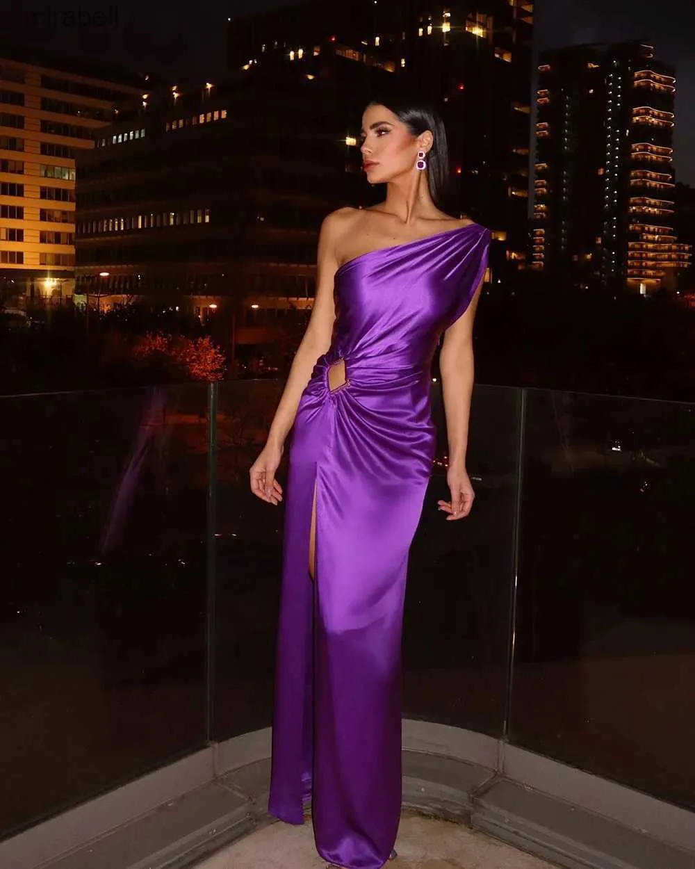 Базовые повседневные платья Женское фиолетовое длинное платье для выпускного вечера Сексуальное атласное праздничное платье на одно плечо без рукавов с высоким разрезом Вечернее платье для знаменитостей YQ240115