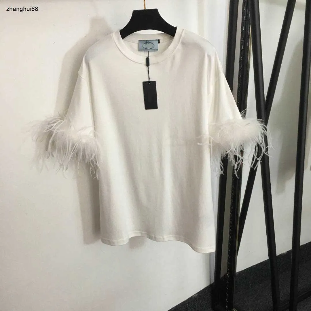 Designer Women T Shirt Luxurious Fashion Feather Manschett Stitching Kort ärm Högkvalitativ damer övre plagg 15 jan 15 jan