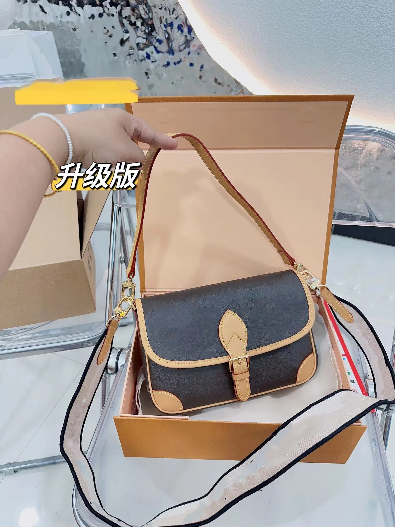2024 Ny designerväska kvinnors väska presbyte flip baguette väska medeltida läder underarmsäck axelväska crossbody väska messenger väska