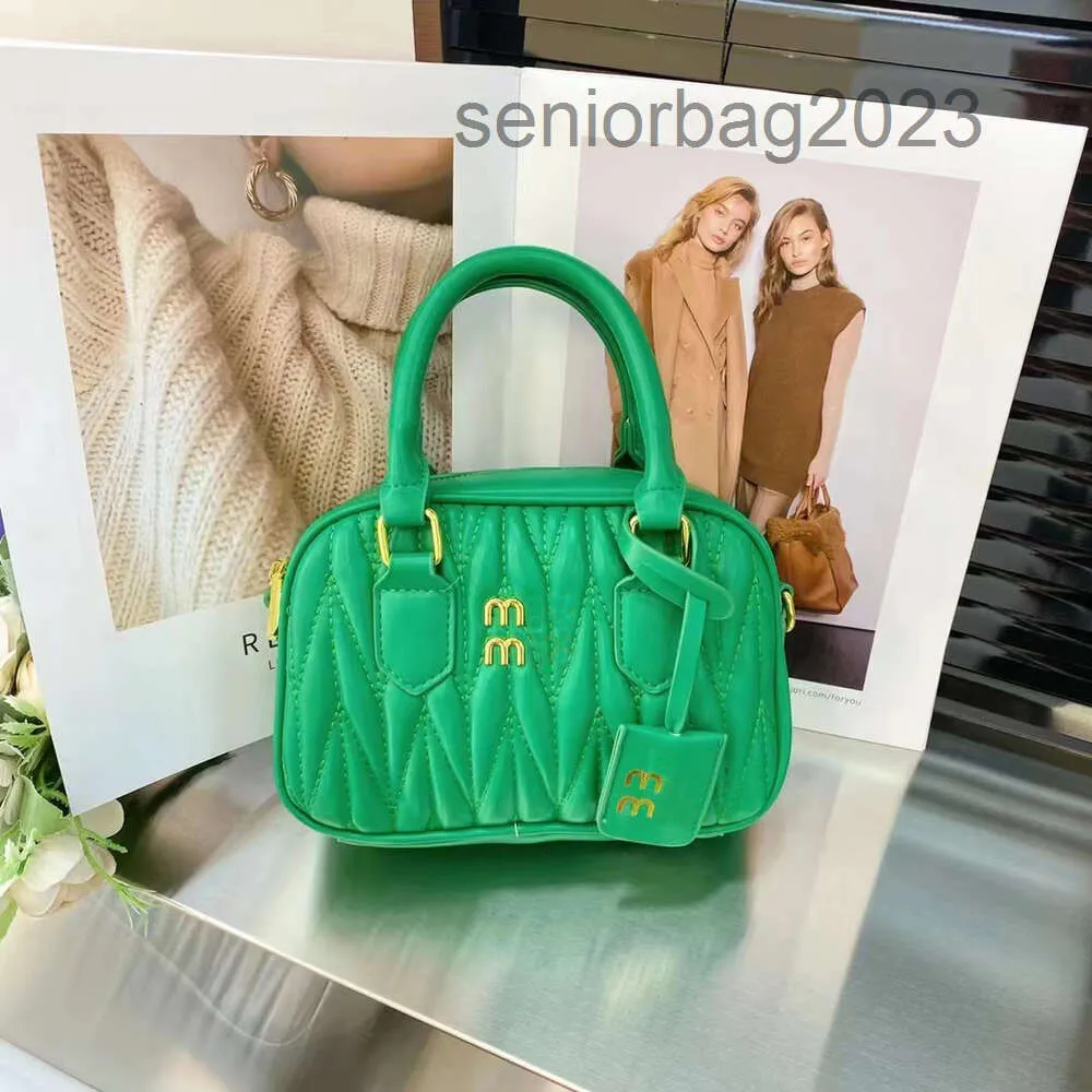 디자이너 Mui Mui Bowl Bag Bag Beach Crossbody Tote 숄더백 럭셔리 패션 남자 여자 New Green Pleated Leather Messenger 메이크업 여행 Miui Miui Bag