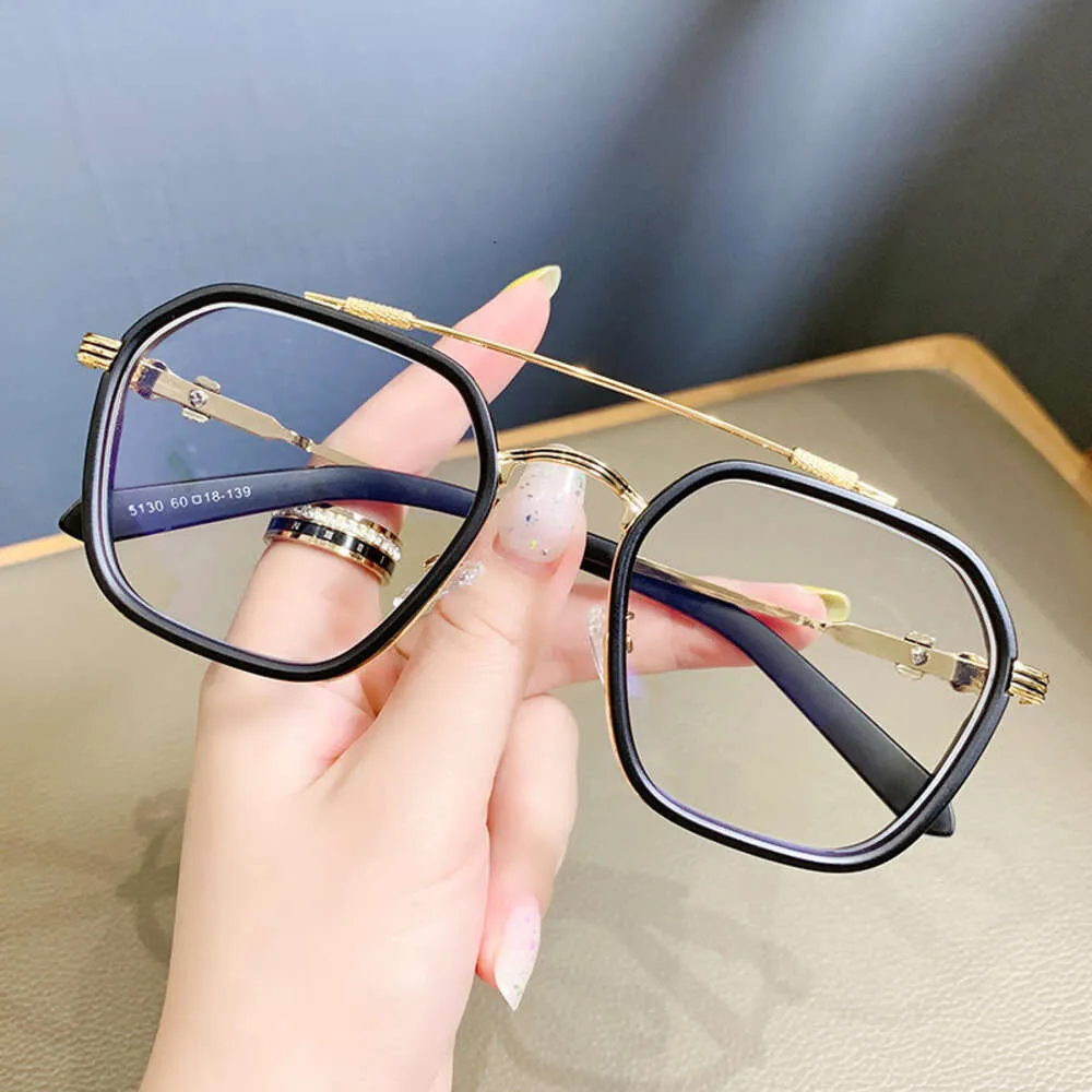 2024 Luksusowe designerskie okulary przeciwsłoneczne dla kobiet Chromy Szklanki Ramki męskie moda płaskie soczewki metalowe oko Nowe zwykłe serce oko