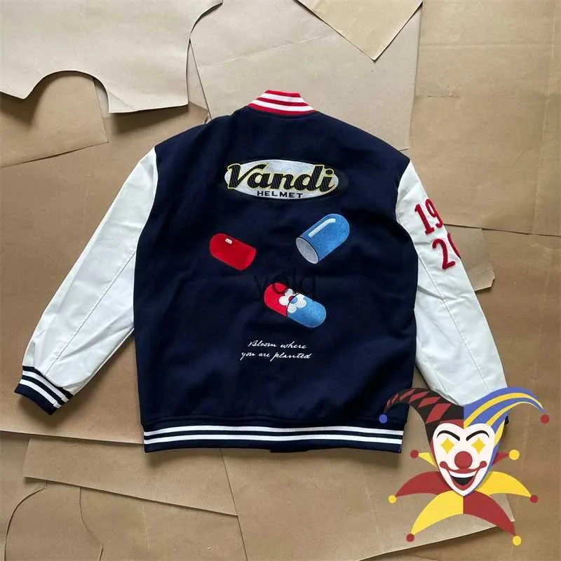 Herrenjacken Akira VandyThepink Woolen Pill Capsules Patchwork Handtuch Stickerei Baseball Jersey Mantel Jacke Frauen Männer PU Ärmel Kleidungyolq