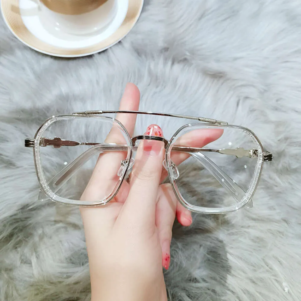 2024 Lüks Tasarımcı CH Güneş Gözlüğü Kadınlar için Kromlar Gözlük Çerçeveleri Çiftler Büyük Moda Sokak Düz Kalp Gözlük Çerçeve Bayanlar Unisex Yüksek Kaliteli Gözlük GN3K