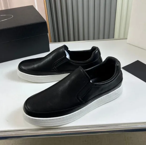 Pradity Top Brand Slip-on Loafers Re-Nylon 스니커즈 신발 브러시 가죽 남자 야외 트레이너 할인 편안한 플랫폼 스케이트 보드 워킹