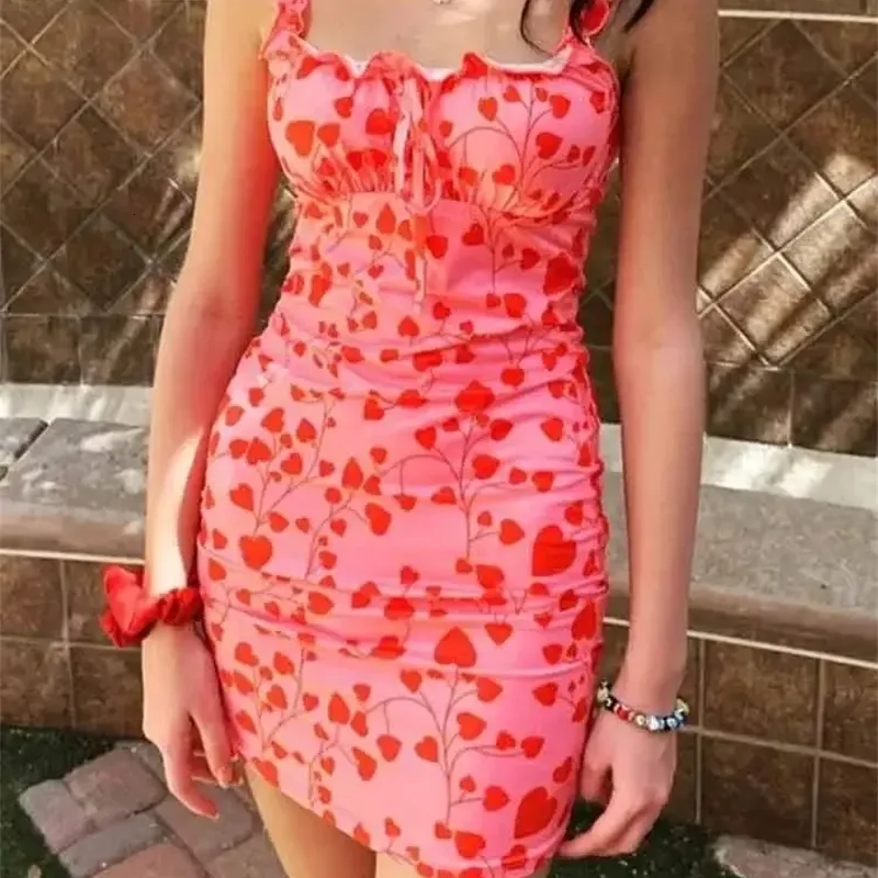 Figurbetontes Kleid für den Sommer, herzförmig, bedruckt, süßes Kleid für Damen, Bohemian-Sonnenkleid, Street-Fashion-Ästhetik, rosa Mini-Bleistiftrock, Y2K-Kleid 240116