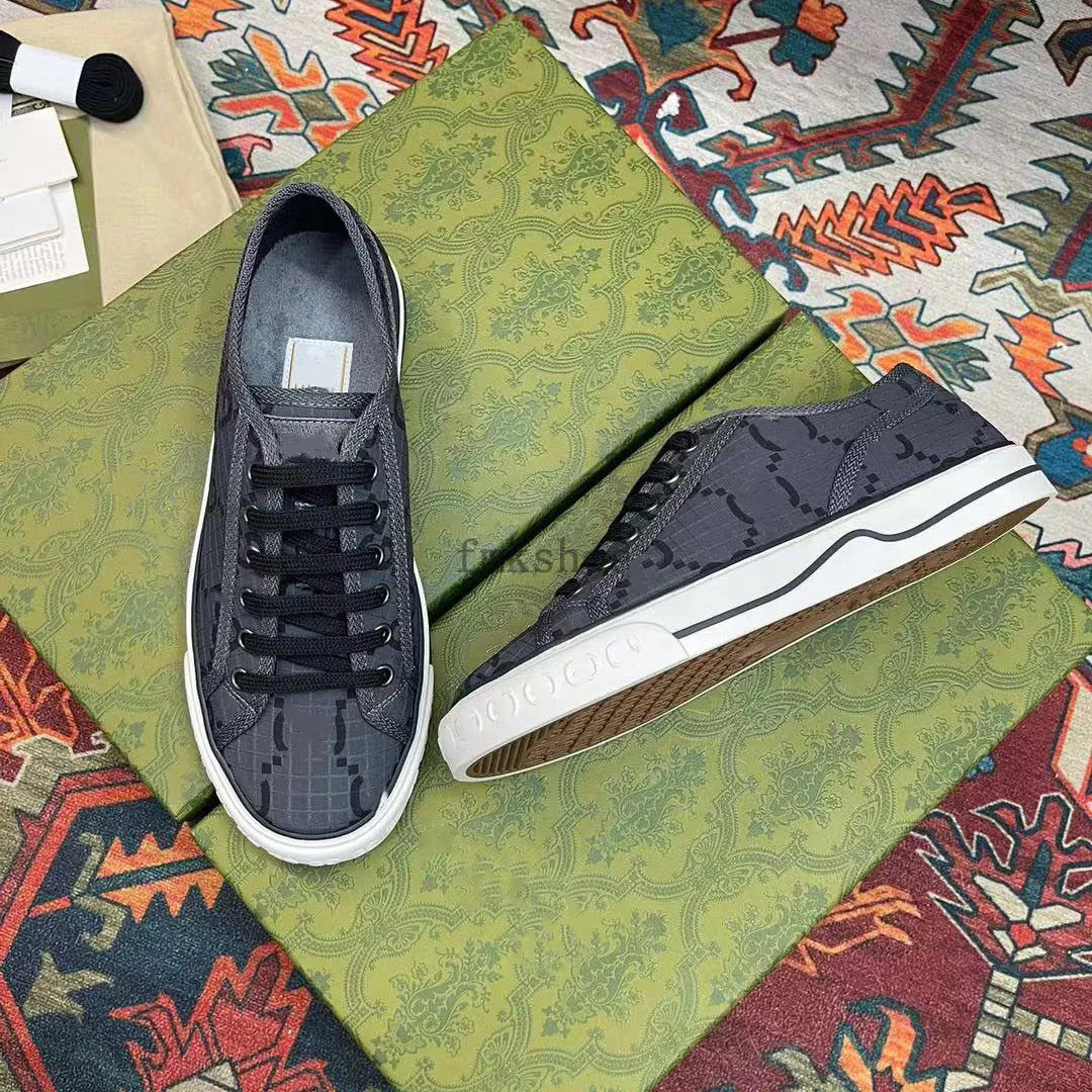 Nowy tenis 1977 Canvas Shoe Gray Casual Sneakers Designers Designers Womens But Włochy Zielone i czerwone paski internetowe Guma Sole Bottton Low Top Mens Sneakers 1,9 09