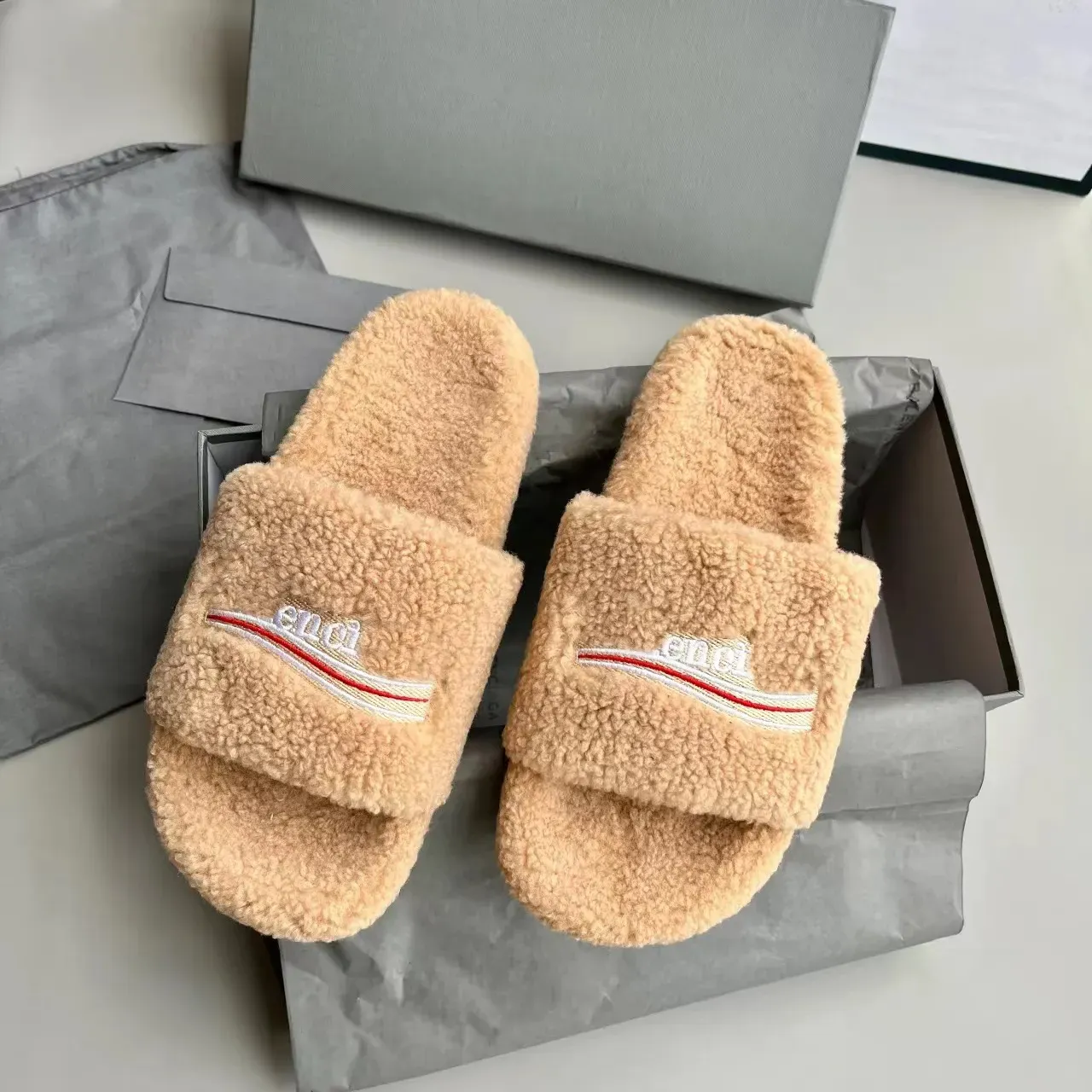 nallebjörn kvinnors tofflor Paris fluffig loafer luxurys designer sandal päls svart casual sko vinter fuzzy skjutreglage vita sandale män mule rosa glider lady platta skor