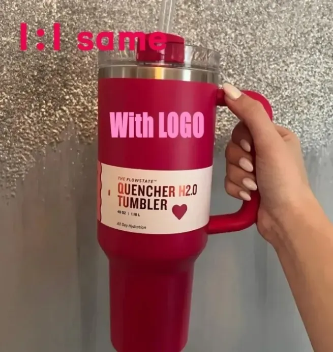 US STOCK Bicchieri quencher H2.0 Bicchieri rosa cosmo da 40 once con coperchio con manico in silicone e tazze per auto in paglia Continuare a bere bottiglie di acqua fredda