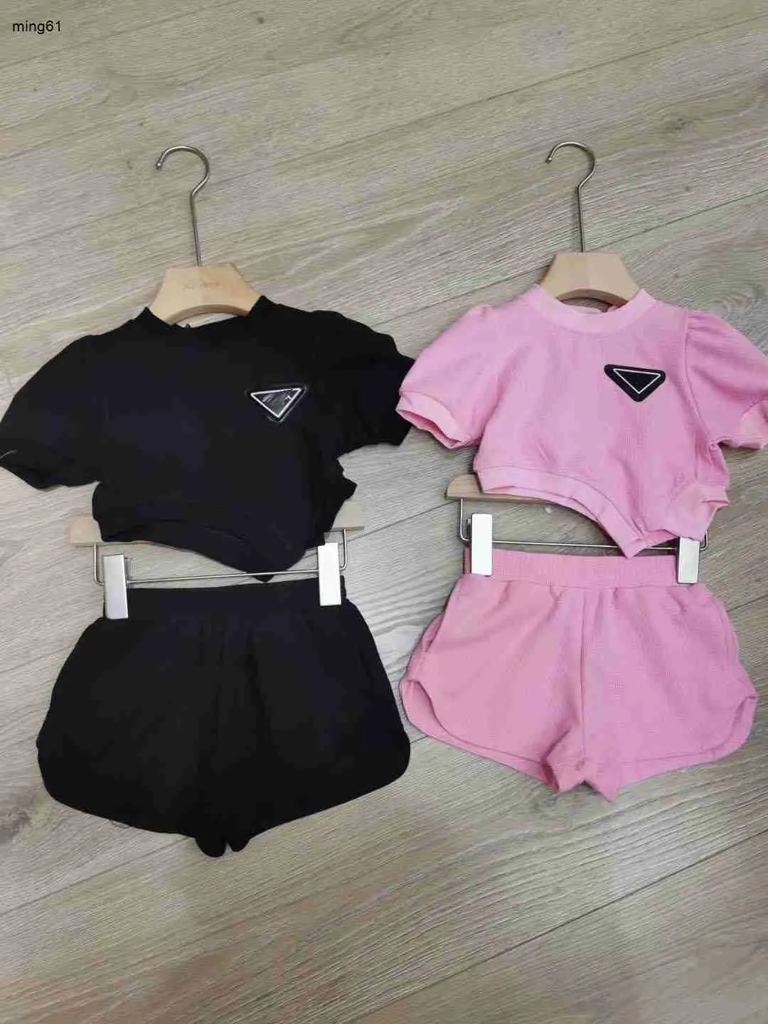 Survêtements de marque pour bébé Design de couleur unie minimaliste pour enfants Costume à manches courtes Taille 100-150 T-shirt et short pour enfants de créateur Jan10