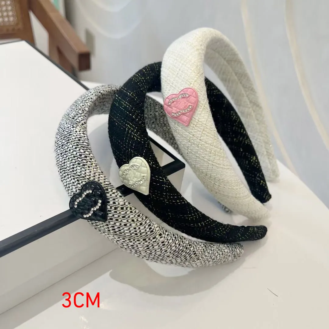 Fashion Brand Designer Cuore Lettera Fasce di cristallo per le donne 3CM Fasce per capelli primaverili a tesa larga HeadWrap Tessuto di stoffa Copricapo Moda di strada Foulard