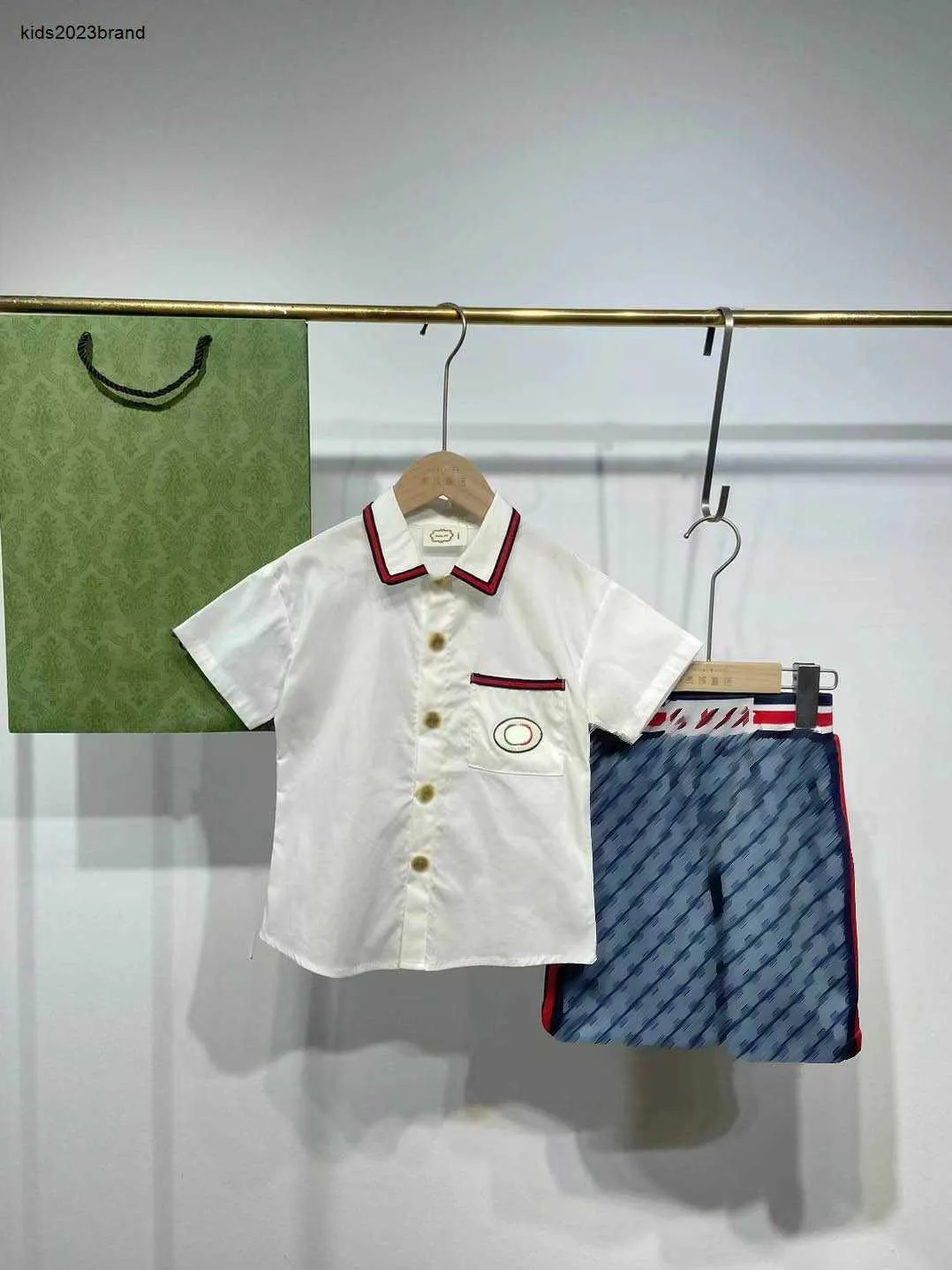 Neue Baby-Trainingsanzüge für Kinder, kurzärmeliger Anzug, Größe 110–160, Poloshirt mit Klappkragen und Shorts mit Allover-Buchstabenaufdruck, 10. Januar