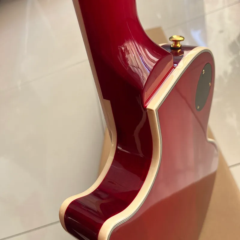 Guitare électrique classique à motifs rouges de haut niveau professionnel et livraison rapide, équipée de boutons de verrouillage et de réglage.