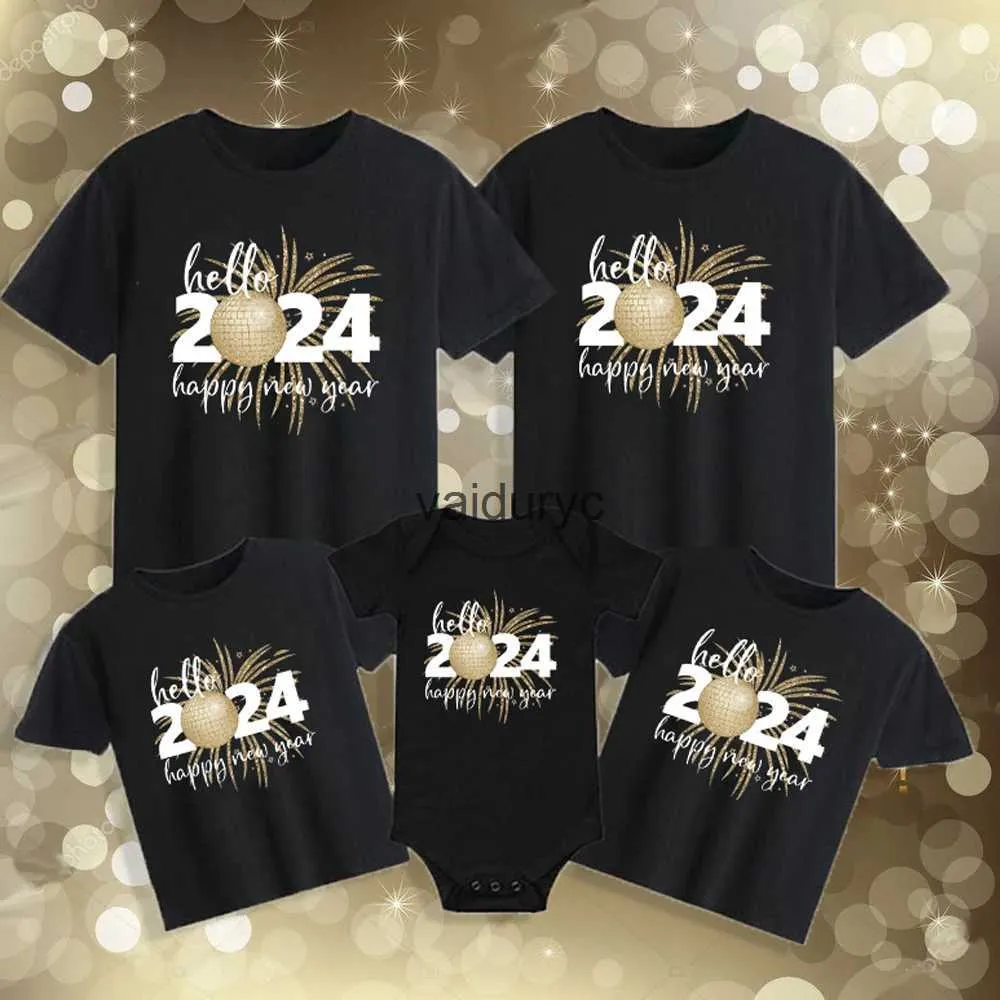 Family Matching Outfits Hello 2024 Family Matng Clothes New Year Dad Mom Kids Shirt Tops Baby Romper Family T-shirt Holiday Party Family Outfit Tees H240508