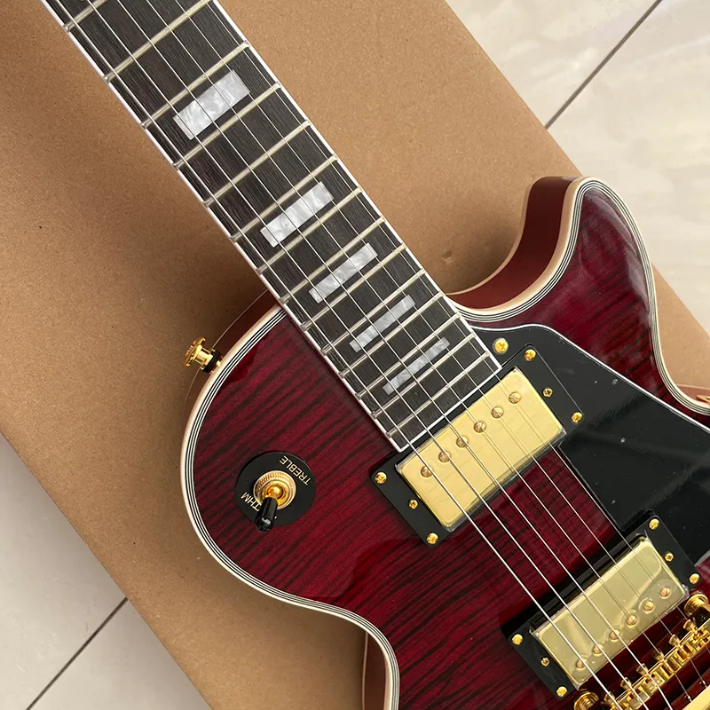 Guitare électrique classique à motifs rouges de haut niveau professionnel et livraison rapide, équipée de boutons de verrouillage et de réglage.