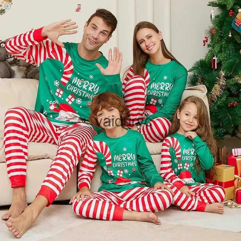 Familjsmatchande kläder 2024 Julfamilj Matng Pyjamas vuxna barn baby kläder toppar+byxor 2 st Xmas sömnkläder pajamas hundkläder h240508