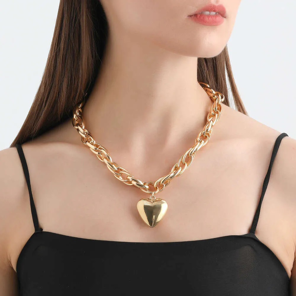 Bijoux européens et américains vent froid chaîne épaisse ajourée en forme de O grand collier pendentif coeur de pêche collier de niche d'amour exagéré