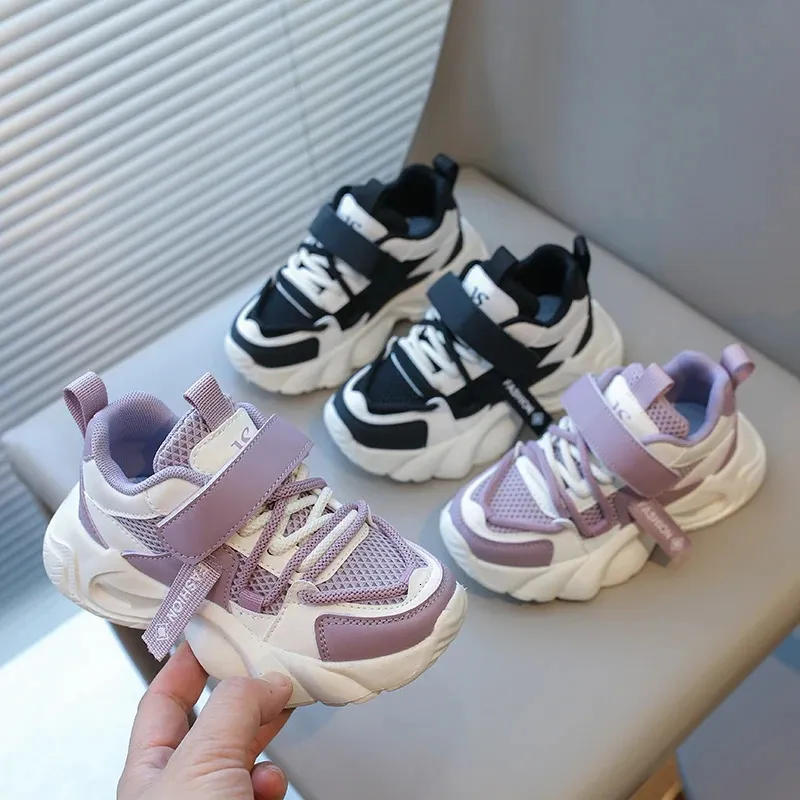 Crianças tênis para meninas simples versáteis e respiráveis Sapatos esportivos para meninos não deslizam sapatos de corrida unissex coreanos 240116