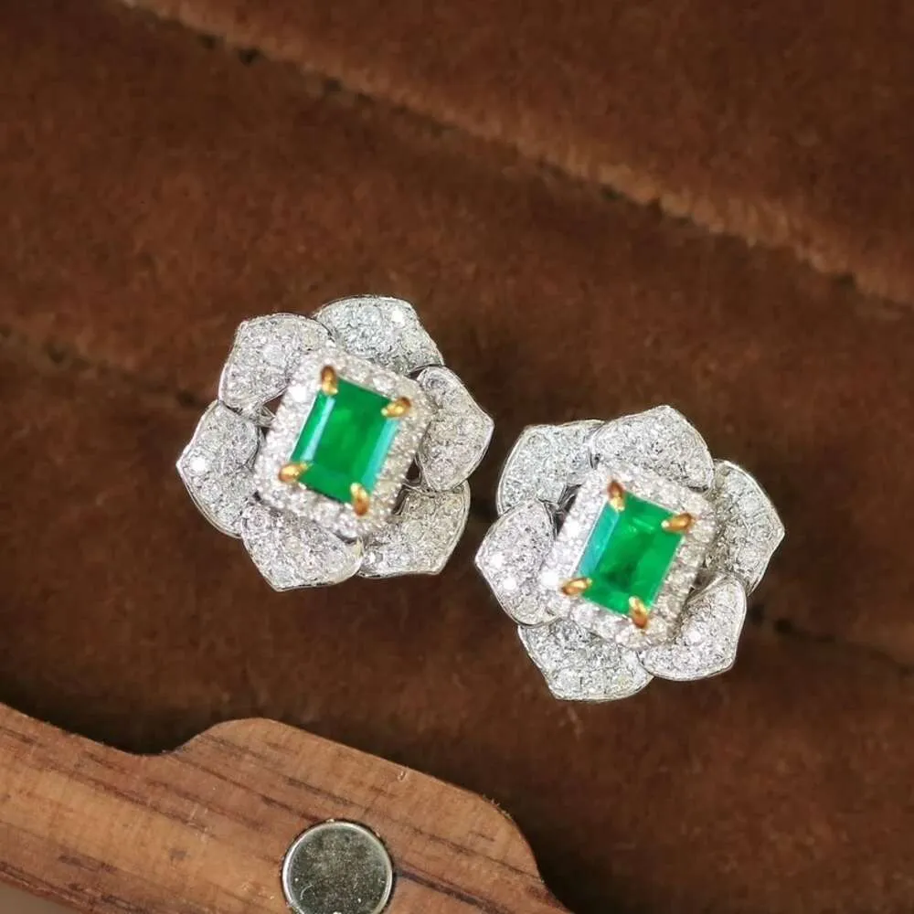 Xiy Gold Beeindruckende blumenförmige Diamant-Ohrringe in leuchtendem Grün mit Smaragd