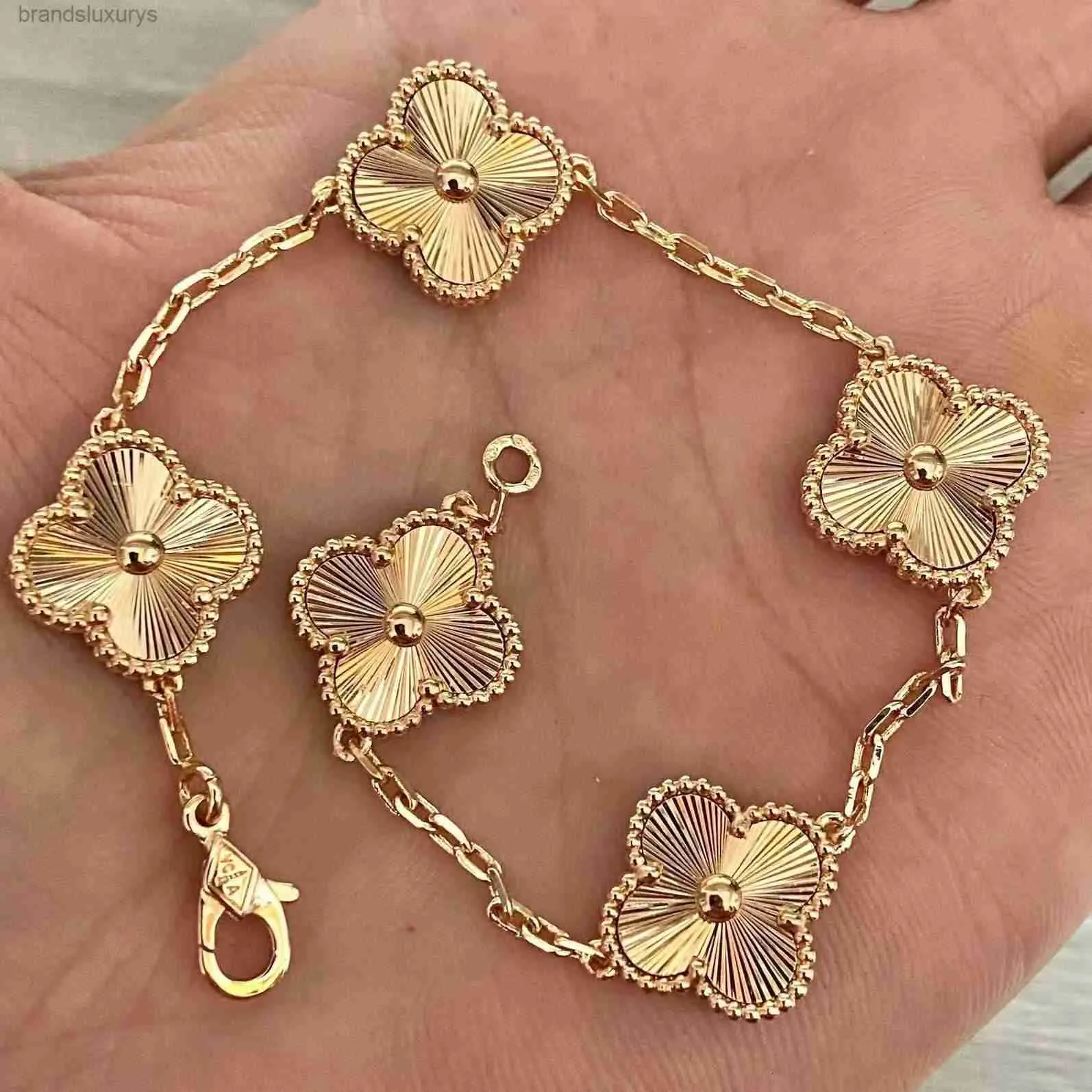 Braccialetti con ciondoli di design Bracciale con trifoglio di lusso con perle 4 foglie in oro 18 carati con marchio laser Orecchini con collana di gioielli da sposa