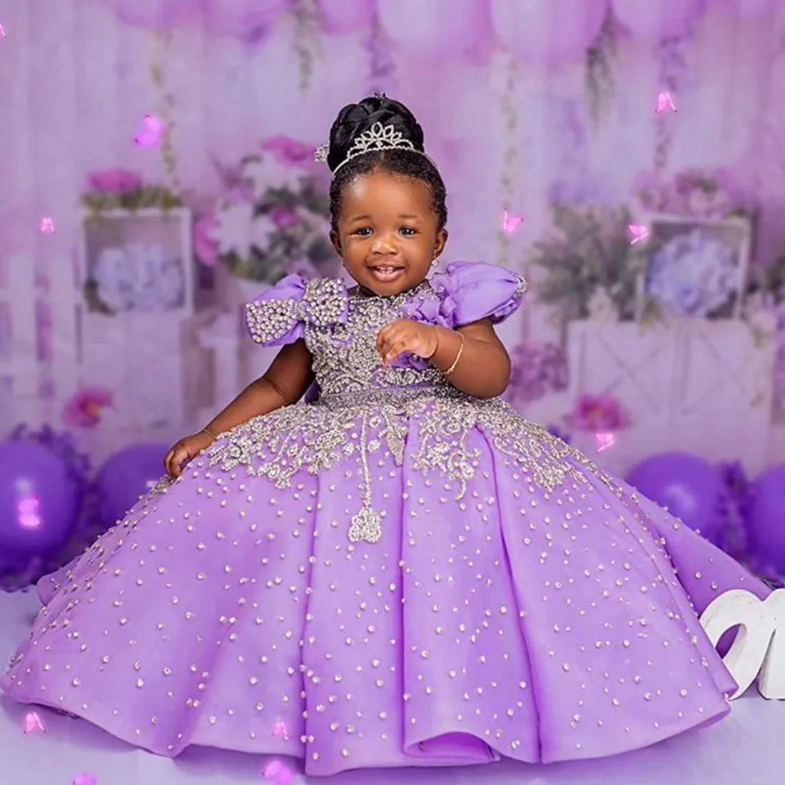 Luxury Flower Girl Dresses Purple Rehoinestones korta ärmar satinbollklänningar Flowergirl Dress First Birthday Party Dresses Dotter och Mother Dresses NF005